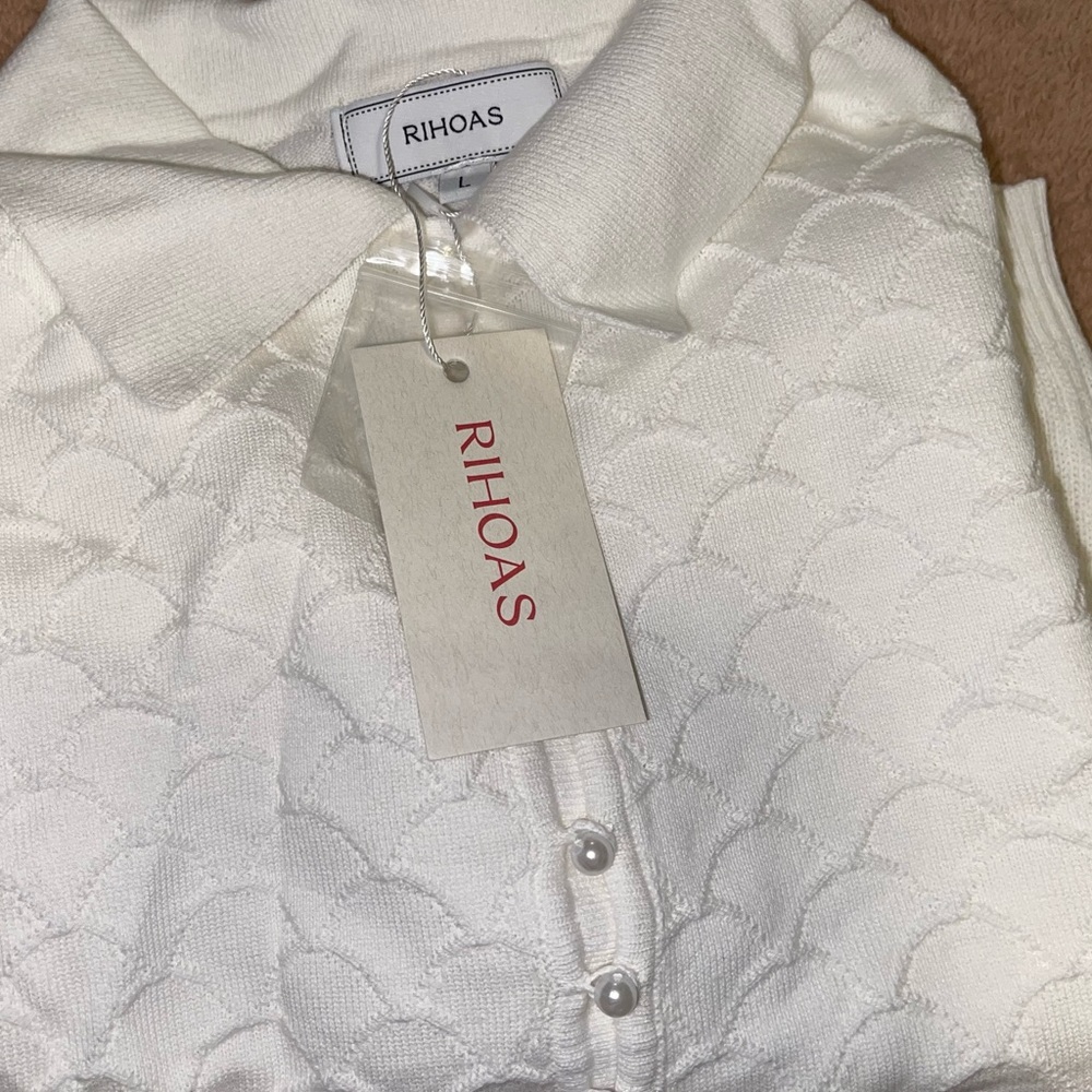 Size Large white robots crop top